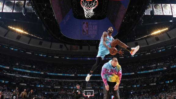 Jones goes between-the-legs off the backboard over someone