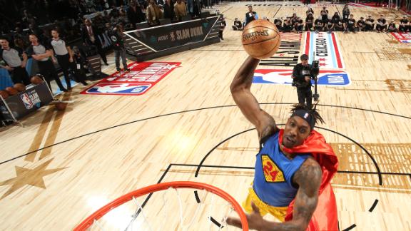 Dwight pays tribute to Kobe with Superman-Mamba slam