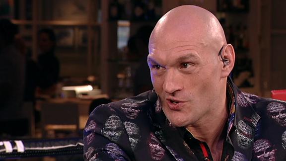 Fury reacts hilariously to Wilder's grand arrival