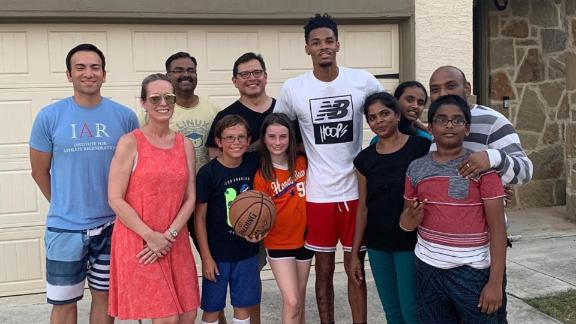 Dejounte Murray shows no mercy to neighborhood kids