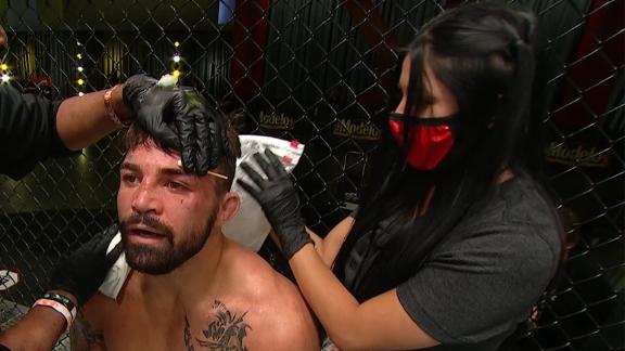 Mike Perry's girlfriend works his corner during fight - ESPN Video