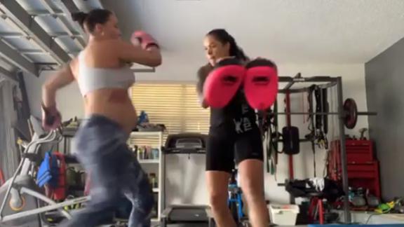 Gravida E Com Barrigao Noiva De Amanda Nunes Impressiona Com Treino Intenso De Chutes Esquivas E Socos Espn Video
