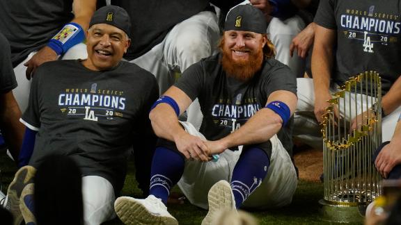 Justin Turner celebrates on field with teammates after positive test