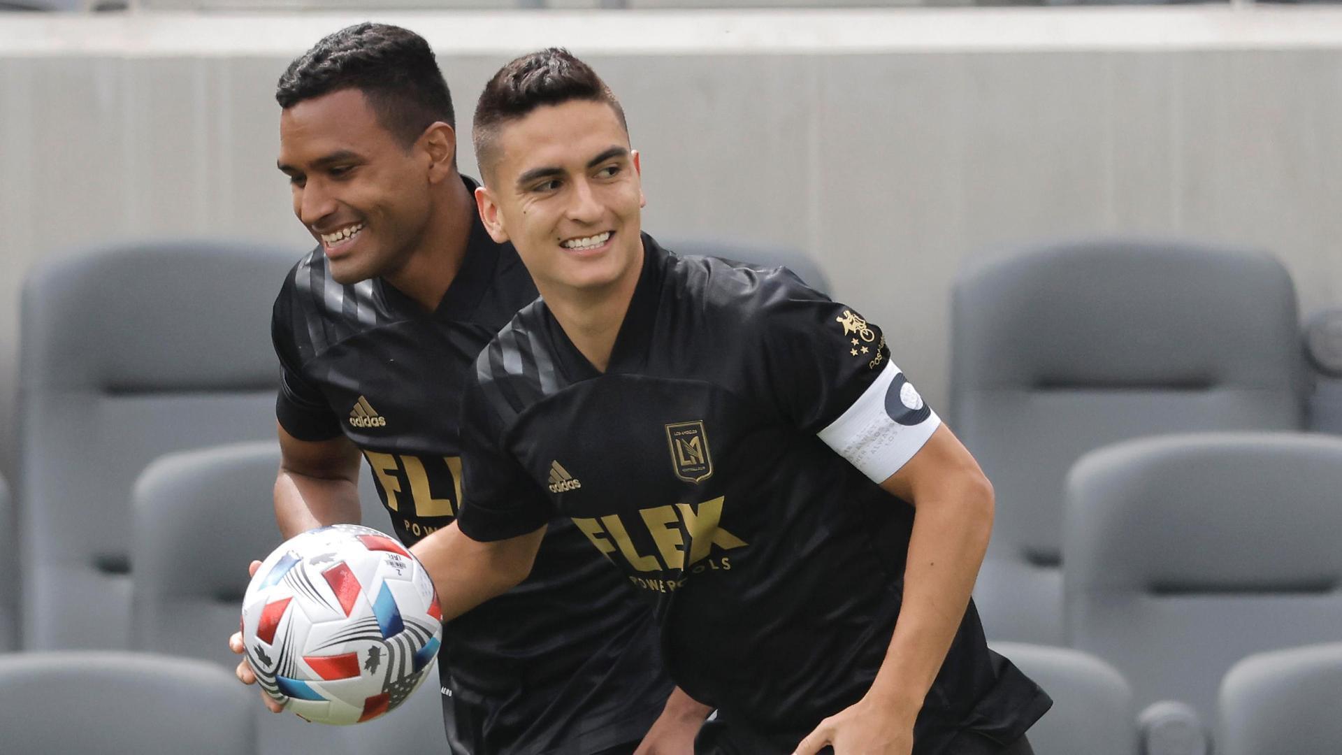 LAFC scores on a free kick under the wall