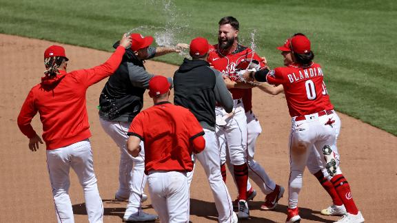 Winker's 10th-inning walk-off single propels Reds past White Sox