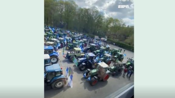 Imponente! Así es escoltado el Graafschap por granjeros en Países Bajos -  ESPN Video