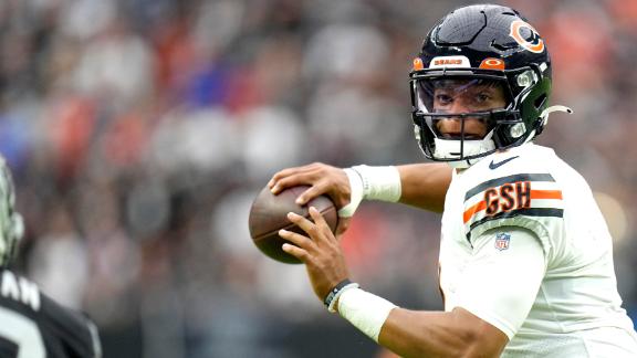 Justin Fields throws first career passing TD