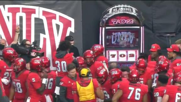 UNLV's Charles Williams rips off 75-yard TD run, celebrates with a slot machine