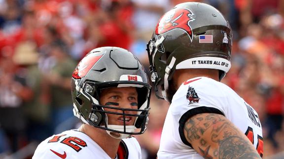 Mike Evans accidentally gives away Tom Brady's 600th TD ball to a fan