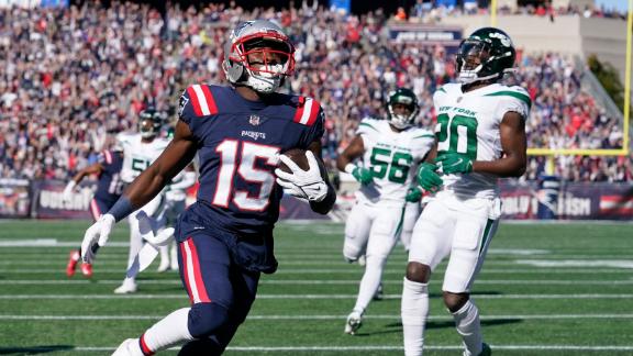 Patriots pull out bag of tricks as Bourne throws TD pass to Agholor
