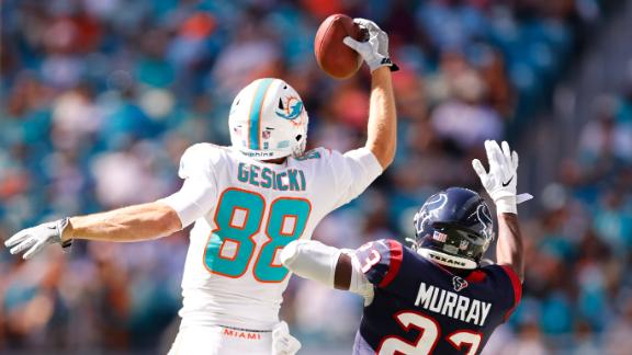 Mike Gesicki dazzles with a pair of nice one-handed catches