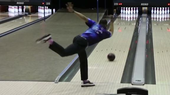 Mookie Betts bowls perfect 300 at the World Series of Bowling - Article -  Bardown