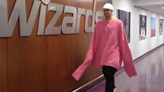 Kuzma's pregame outfit is absolutely wild