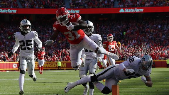 Darrel Williams dives in for a Chiefs TD