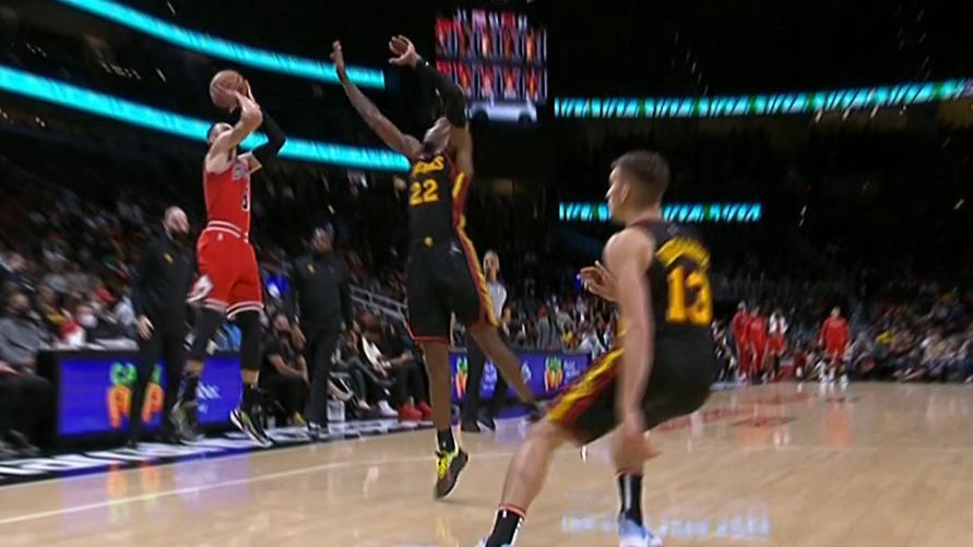 'What a shot!' LaVine's halftime buzzer-beater wows Chicago's announcer
