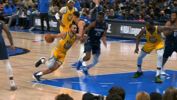 Steph Curry makes difficult layup in transition