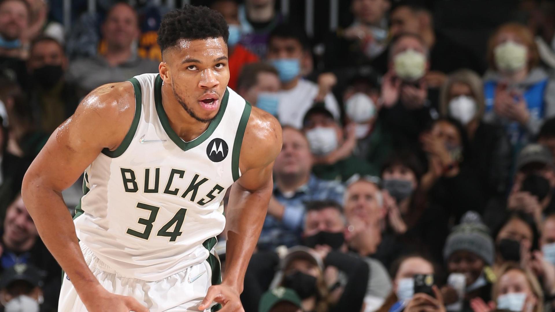 Giannis records 30-point triple-double in Bucks' rout of Warriors