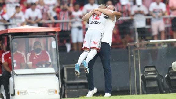 Nestor não descarta deixar o São Paulo por “sonho” de jogar na Europa e dá  conselhos a novos garotos de Cotia