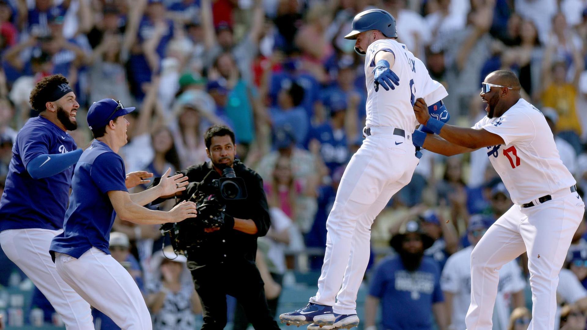 Dodgers' Gavin Lux plays catch for first time since injury