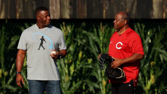 Smyly stars as Cubs beat Reds in 2nd 'Field of Dreams' game