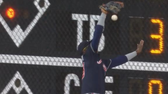 Rhys Hoskins homers as Nola, Phillies beat Braves 9-1