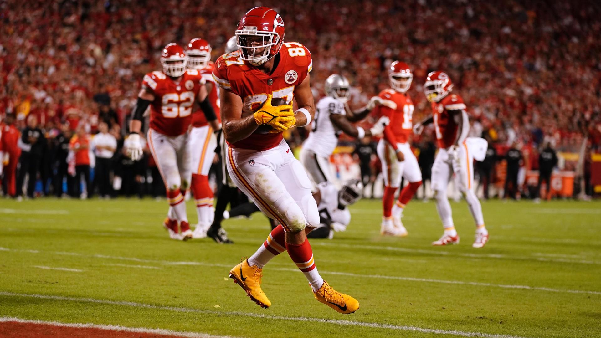 Kelce, Chiefs rally from 17-point deficit to take down Raiders - ESPN