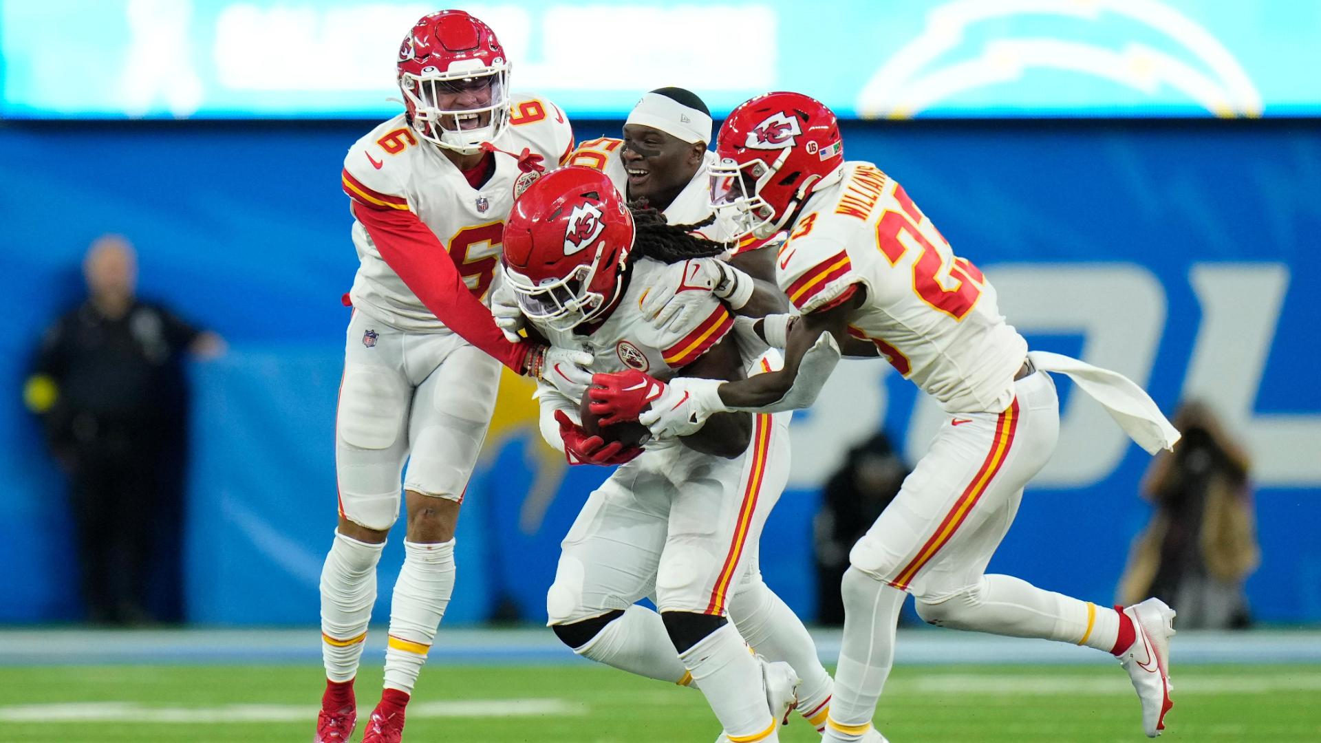 Kelce scores 3 touchdowns, Chiefs rally past Chargers 30-27 - The San Diego  Union-Tribune