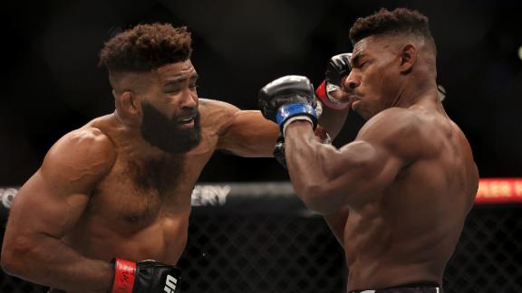 dm_221210_dm_ufc_chris_curtis_wins.jpg