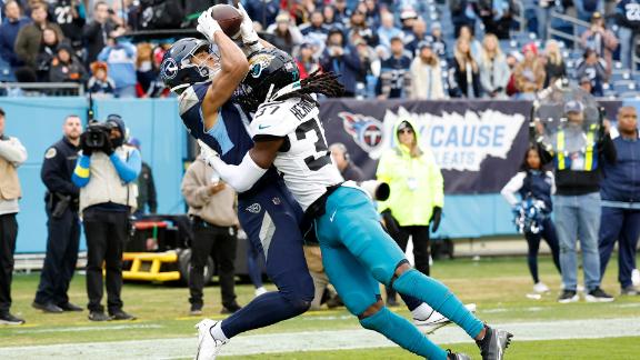 Tennessee Titans Contra Jacksonville Jaguars. Juego De La Nfl. Partido De  La Liga De Fútbol Americano. La Silueta Del Jugador Profesional Celebra El  Aterrizaje. Pantalla En Segundo Plano. Fotos, retratos, imágenes y