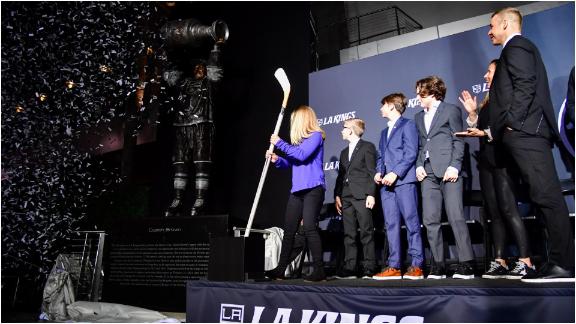 Kings honour Robitaille with statue 