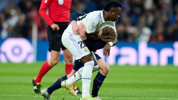 Vinicius Jr. and De Jong get into it with WWE-style hold