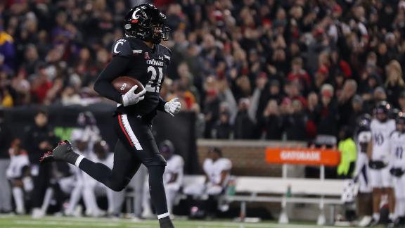 Cincinnati Bearcats wide receiver Tyler Scott (21) breaks away for a touchdown after a catch the second quarter of the NCAA American Athletic Conference game between the Cincinnati Bearcats and the East Carolina Pirates at Nippert Stadium in Cincinnati on Friday, Nov. 11, 2022.  © Sam Greene/The Enquirer / USA TODAY NETWORK - Green Bay Packers