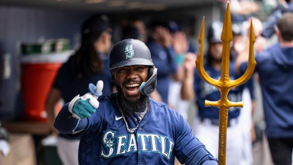 Mariners close out August with 21 wins after rallying past Oakland for 5-4  victory - ABC7 San Francisco