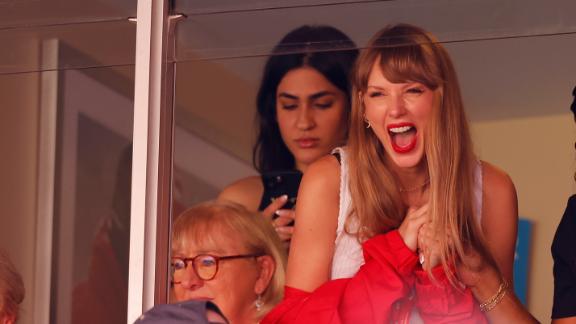 Patrick Mahomes throws 3 TD passes, Taylor Swift celebrates as