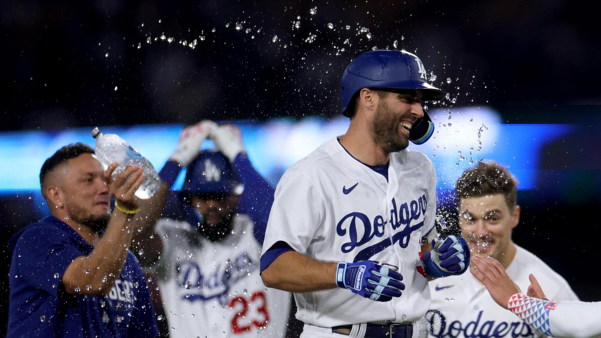 Chris Taylor's defense, RBI single in 10th lifts Dodgers to 3-2