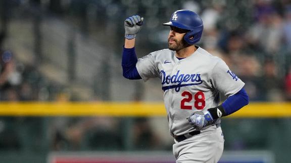 Freeman homers in nightcap as Dodgers split doubleheader for