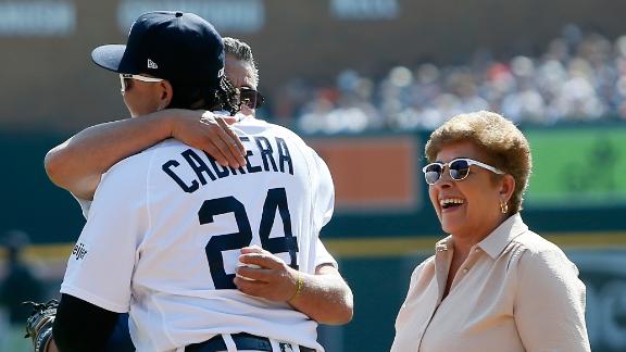 Miguel Cabrera honored by Tigers in pregame ceremony