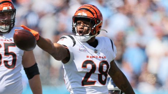 Cincinnati Bengals running back Joe Mixon (28) scores a touchdown