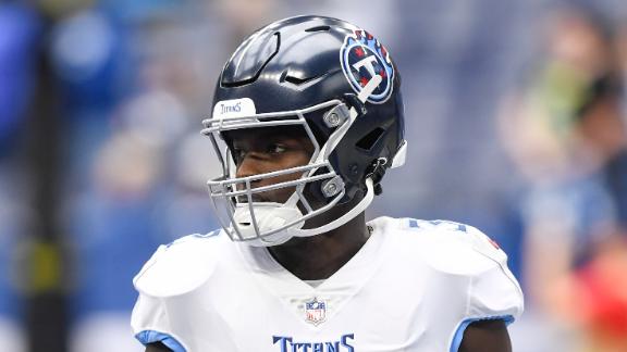 A Tennessee Titans football helmet during the NFL game between the Foto  di attualità - Getty Images