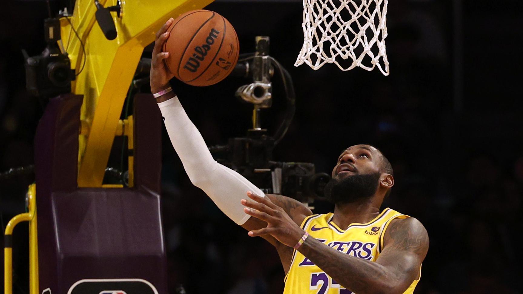 Los Angeles Lakers guard Austin Reaves (15) controls the ball