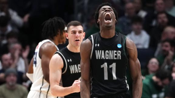 Wagner holds on after Howard misses flurry of shots in final seconds