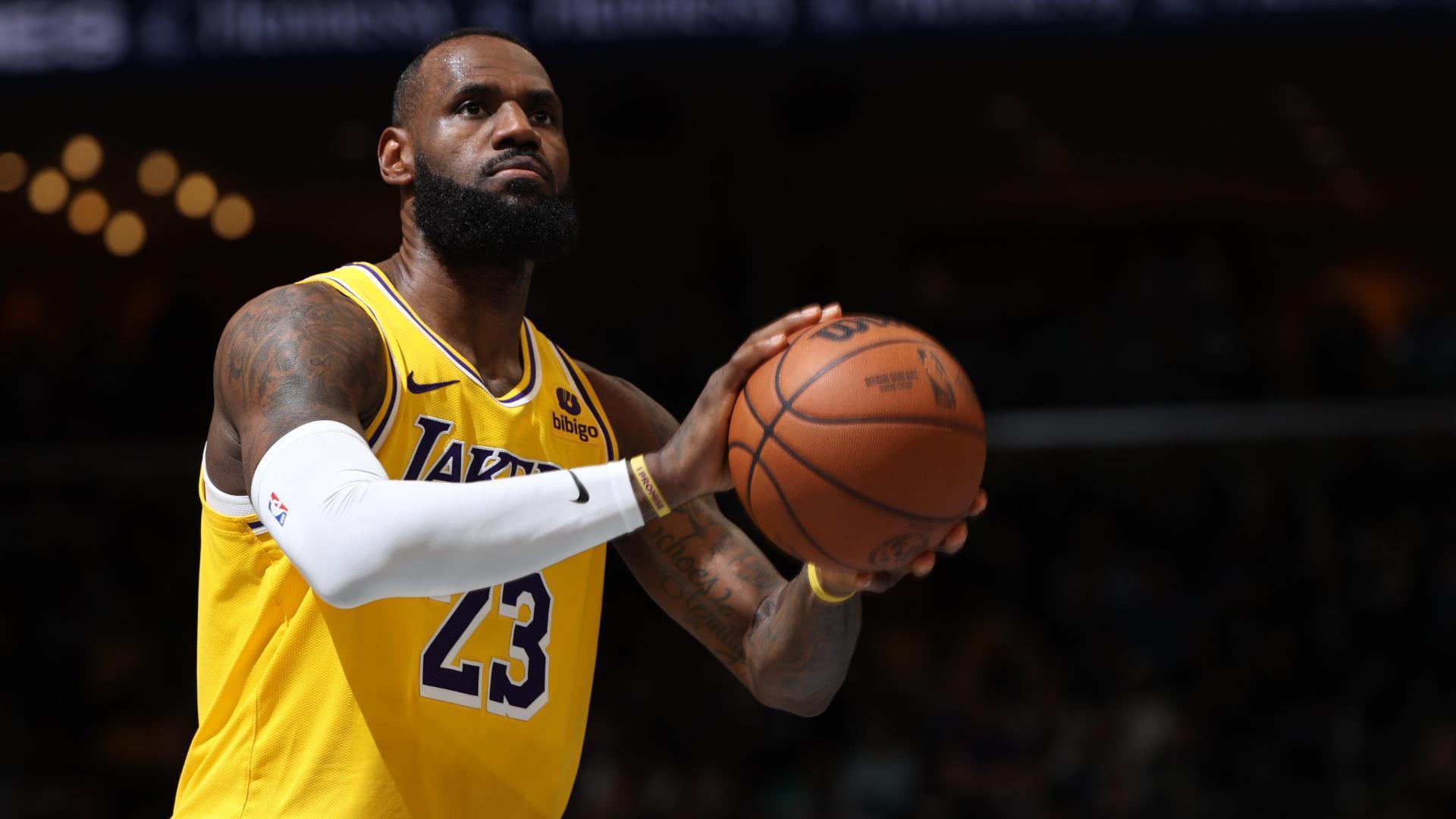 LeBron records triple-double in Lakers' win vs. Grizzlies