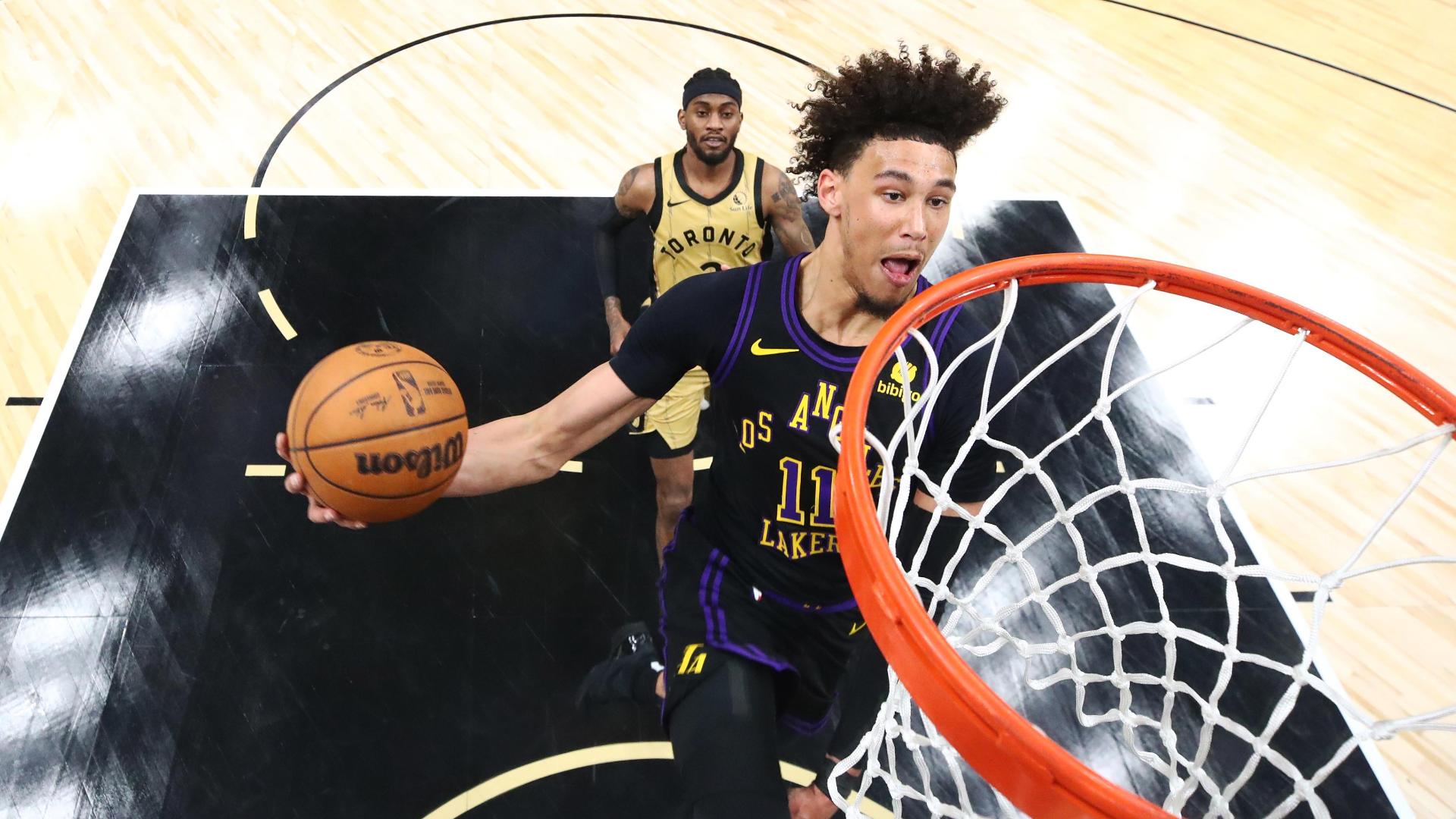 Jaxson Hayes throws down spectacular between-the-legs dunk