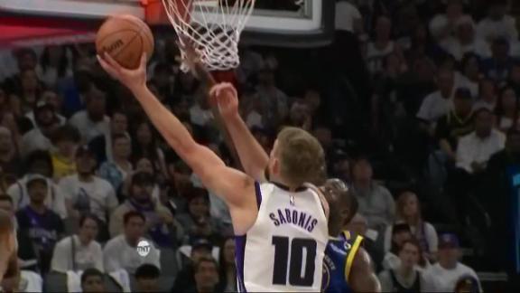 Domantas Sabonis flips one in over Draymond Green