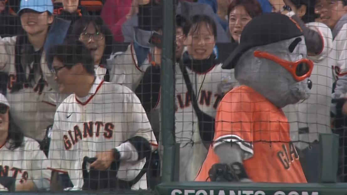 The Jung Hoo Lee fan club gets hyped at Oracle Park