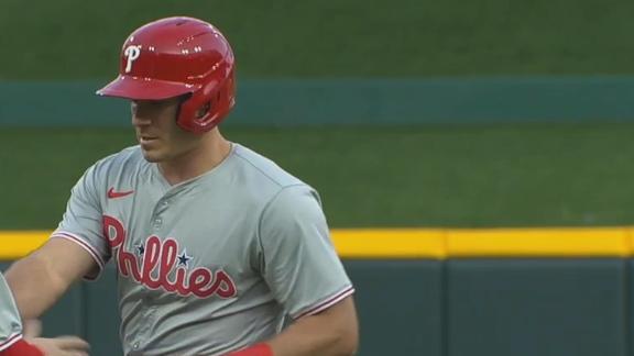 Realmuto extends Phils' lead with an RBI double