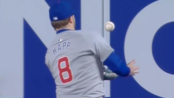 Ian Happ makes incredible juggling catch at the warning track for Cubs