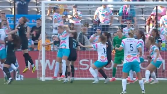 Hanna Lundkvist equalizes for San Diego with no-look header