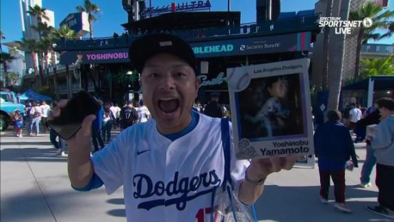 Dodgers fans celebrate Yamamoto bobblehead night