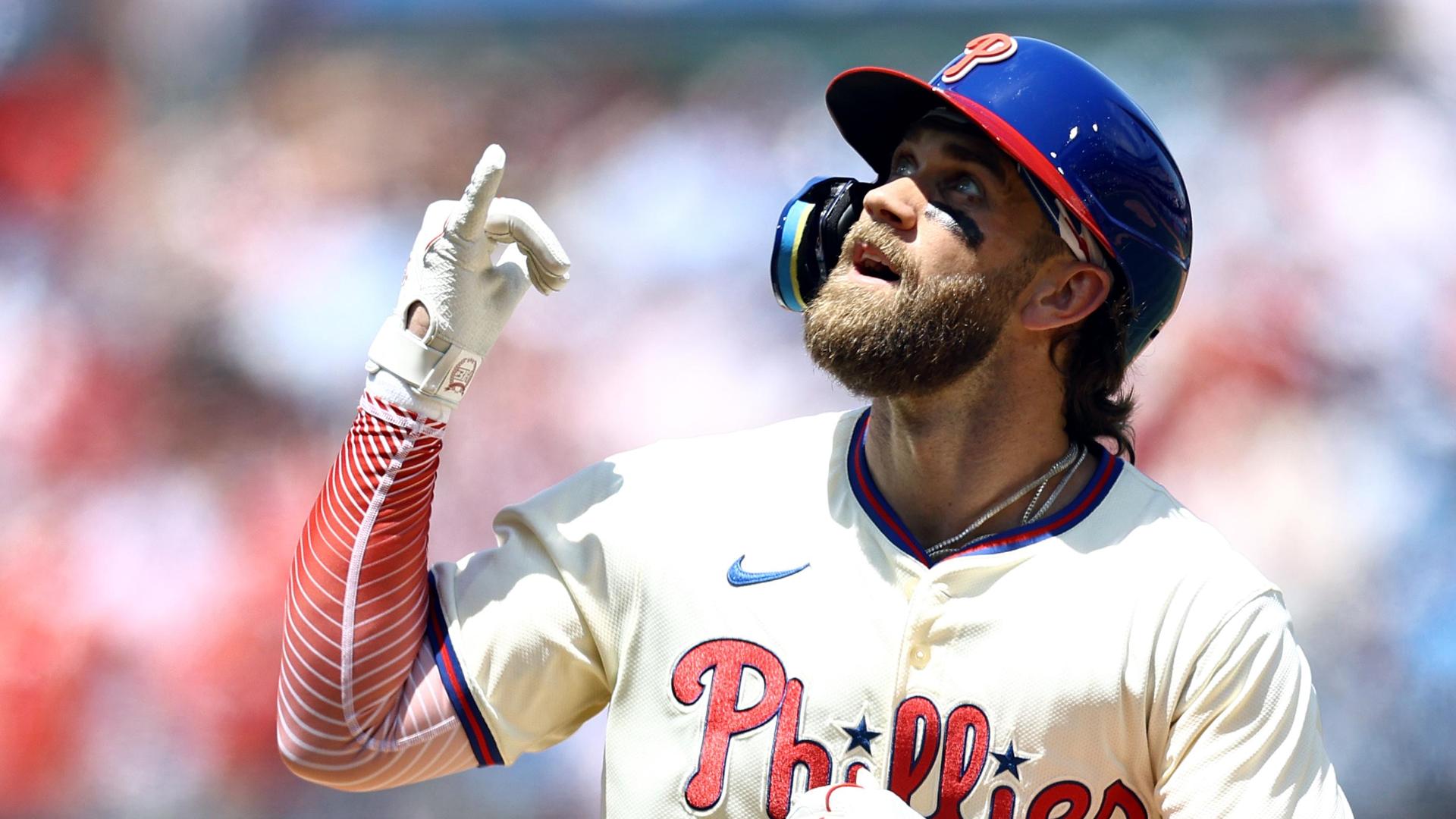 Bryce Harper cranks a pair of HRs for Phillies